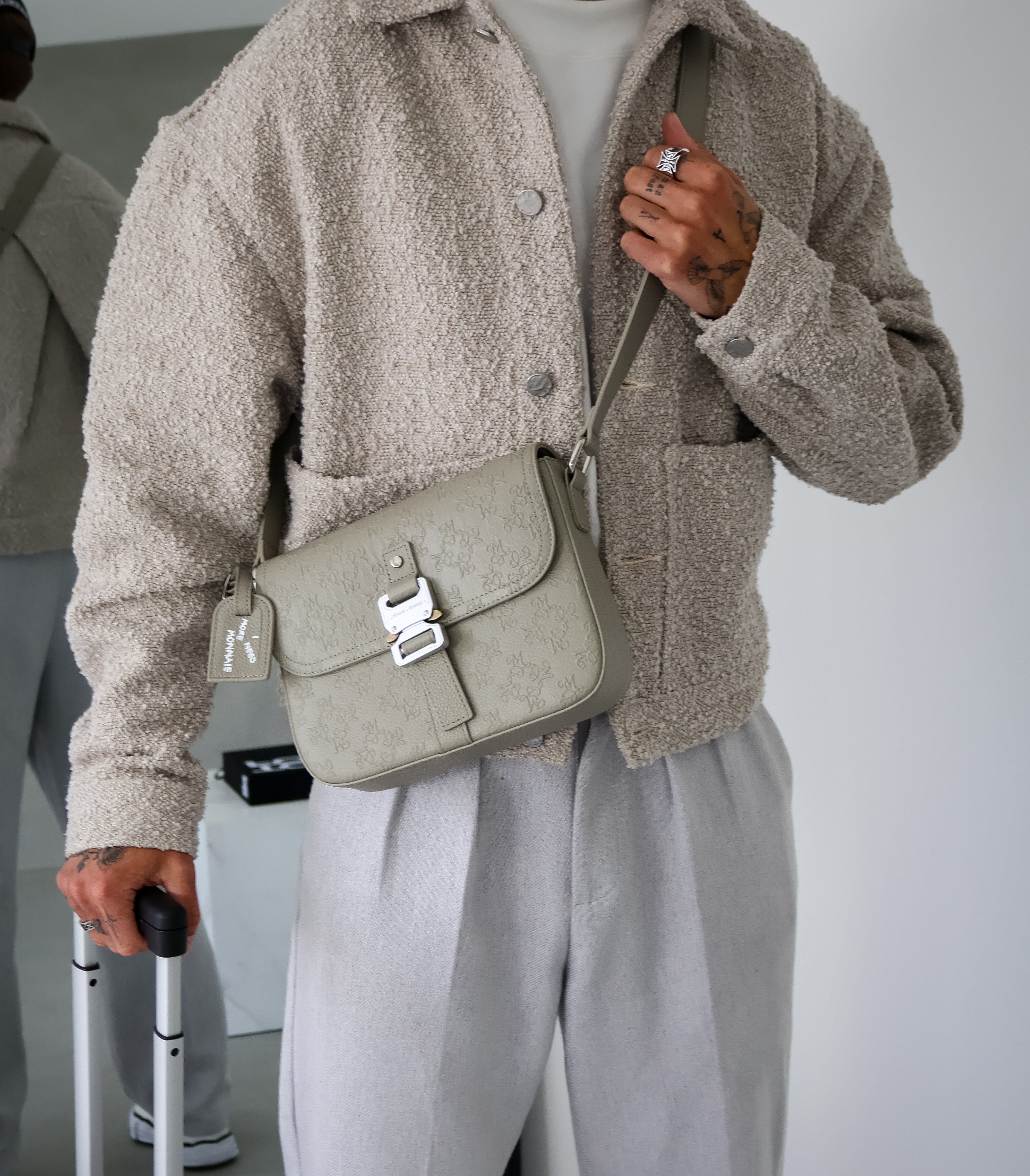 SIGNATURE LEATHER SHOULDER BAG - CLAY GREEN