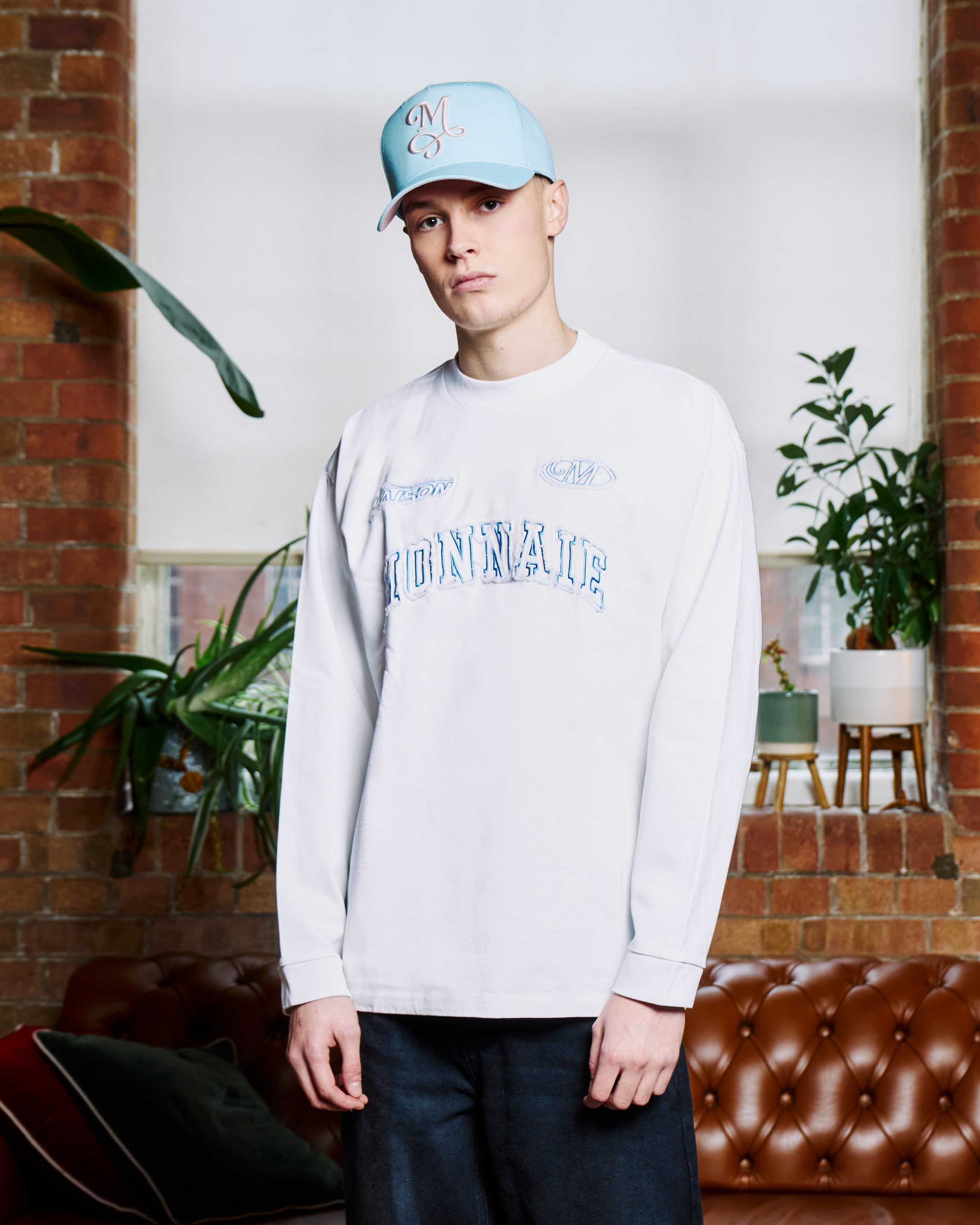 Fabric Patch Distressed
Long sleeve - White