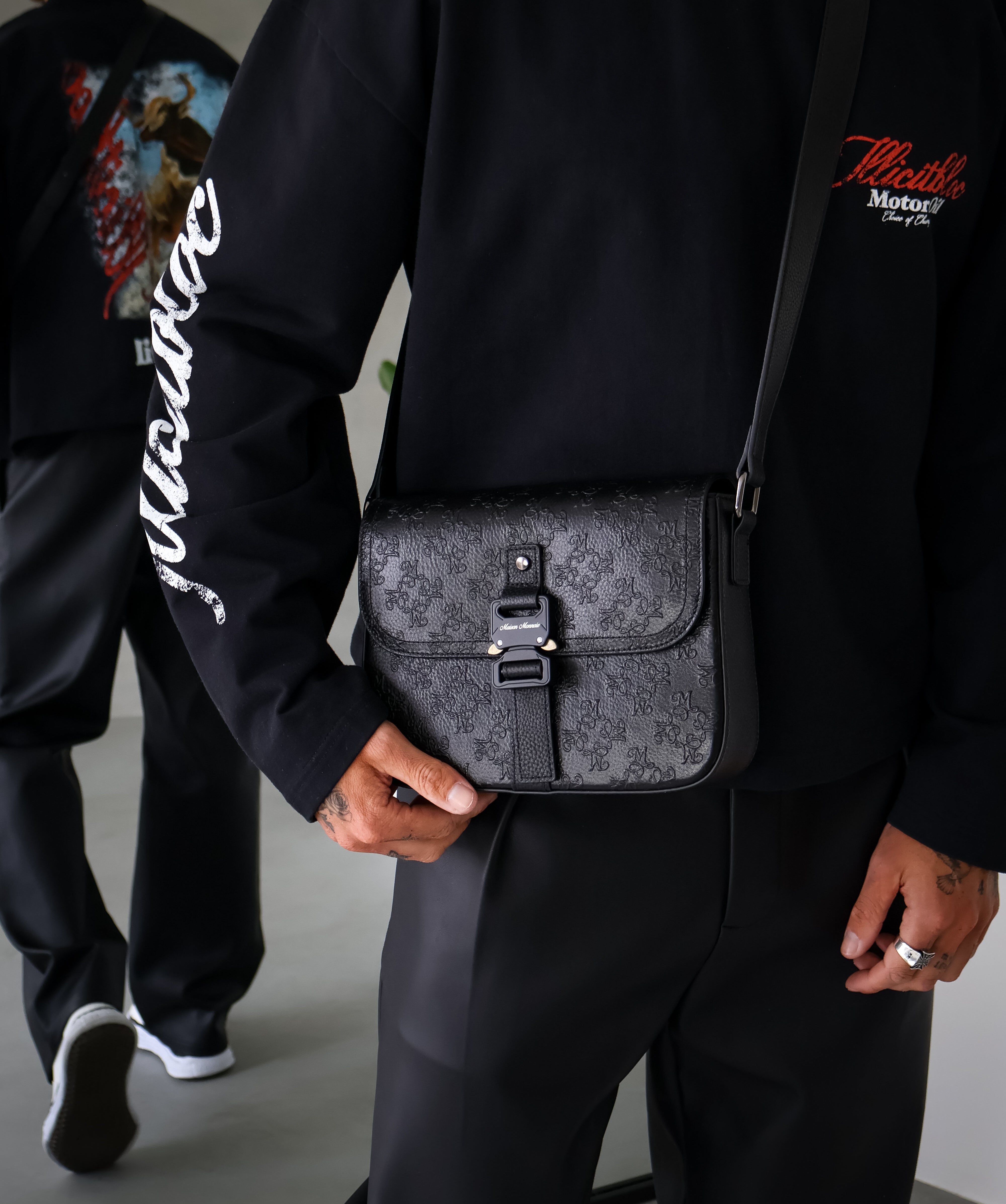 SIGNATURE LEATHER SHOULDER BAG - BLACK