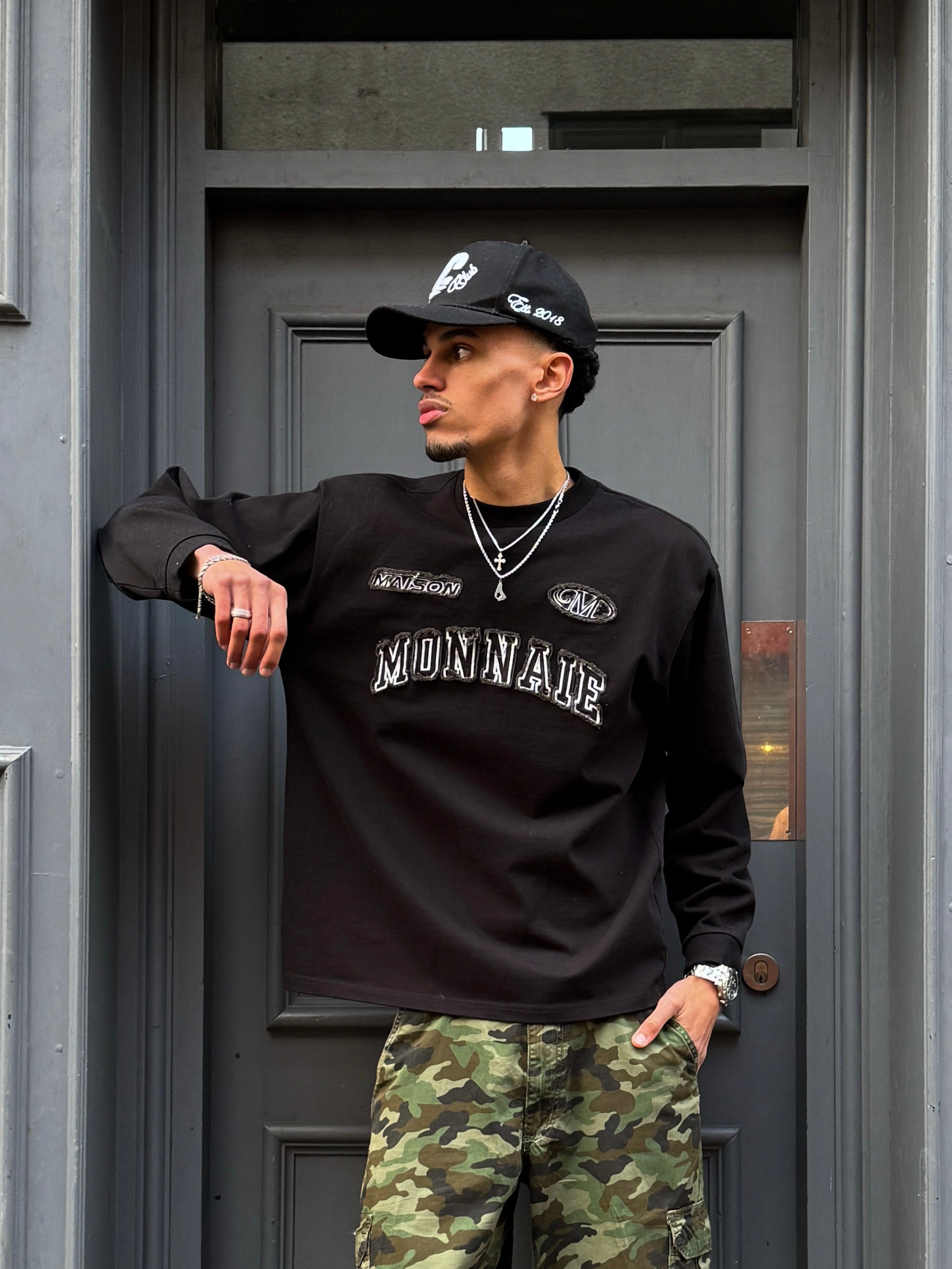 Fabric Patch Distressed
Long sleeve - Black