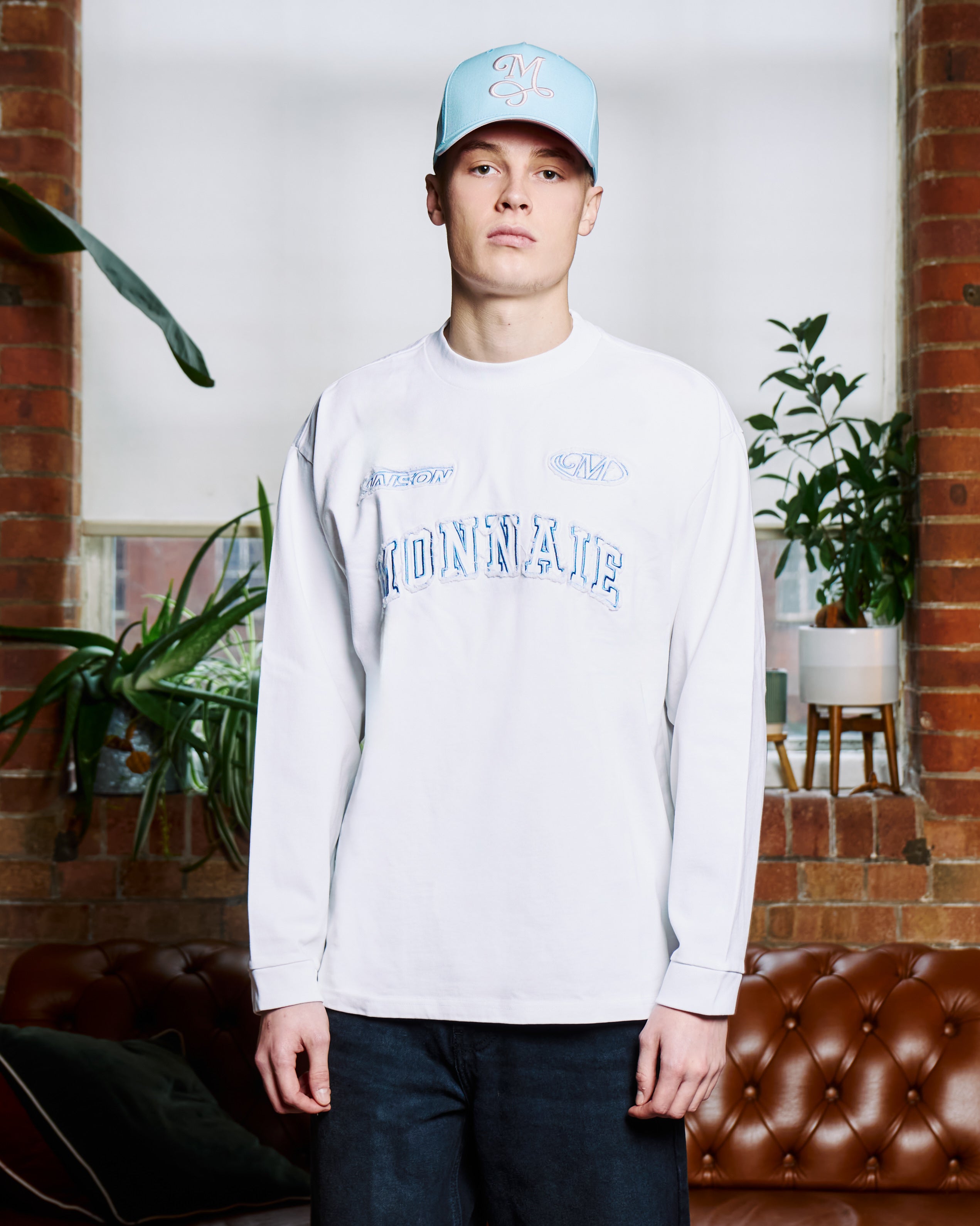 Fabric Patch Distressed
Long sleeve - White