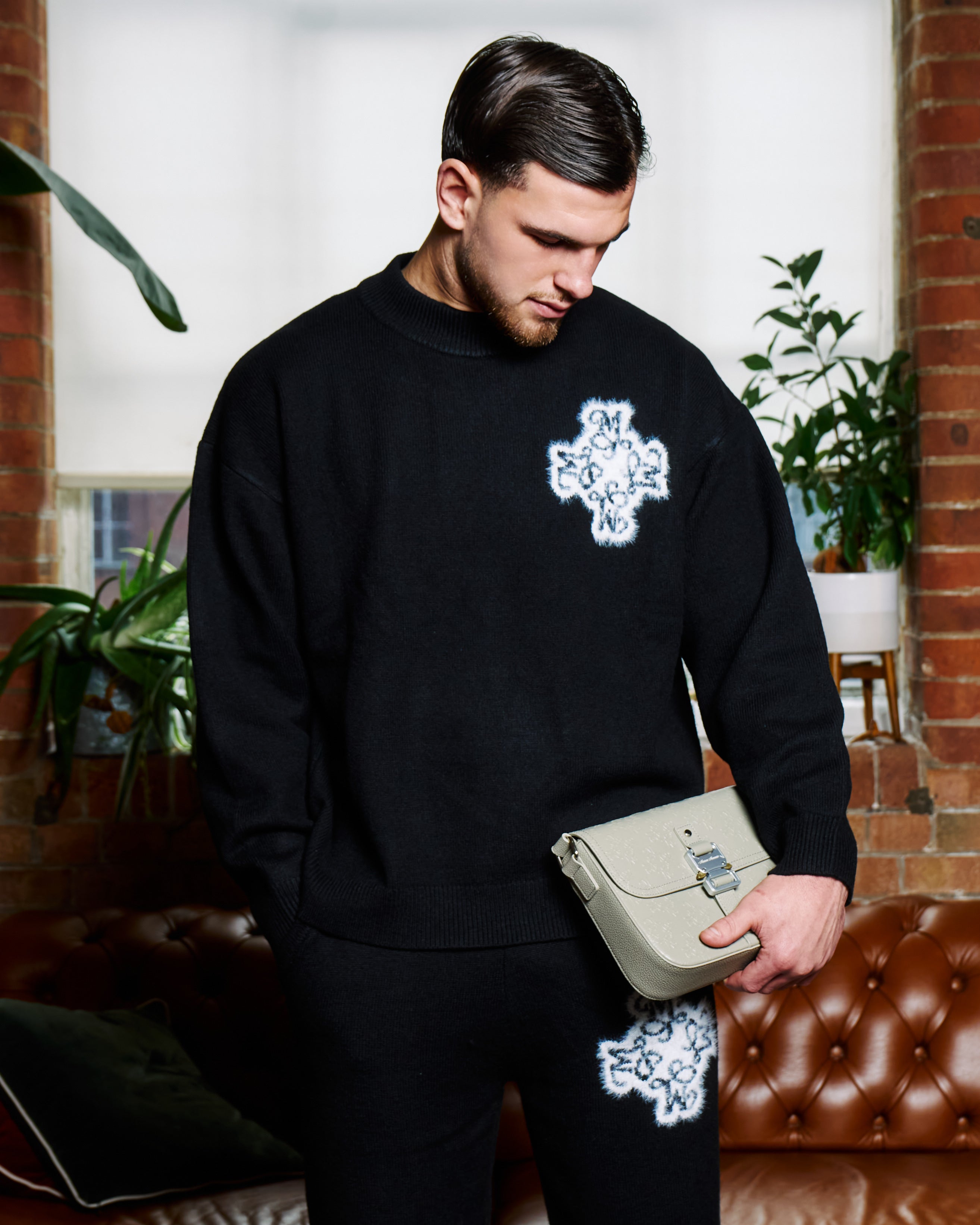 Essential 4M Knitted Sweater -
Black